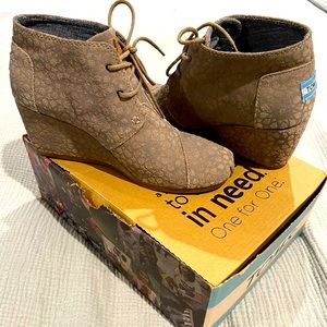 TOMS Desert Wedge in Taupe Moroccan size 8.5